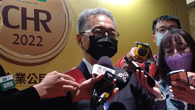 衛福部長薛瑞元今天出席「第四屆CHR健康企業公民頒獎典禮」會前受訪。（王家瑜攝）