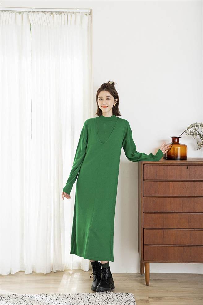 邵雨薇也相当喜爱「女装多way连身裙」，针织衫及连身背心裙可分开搭配，享受多样化的搭配乐趣。（GU提供）