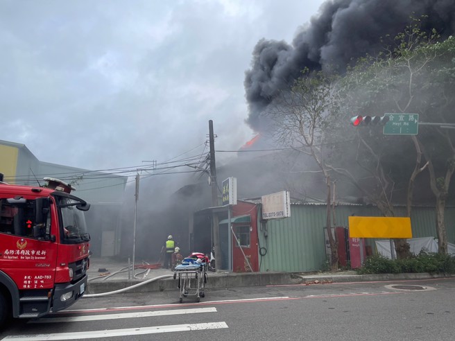 板桥床垫工厂全面燃烧，大量火舌浓烟猛窜 ，警消全力抢救中。(民眾提供)
