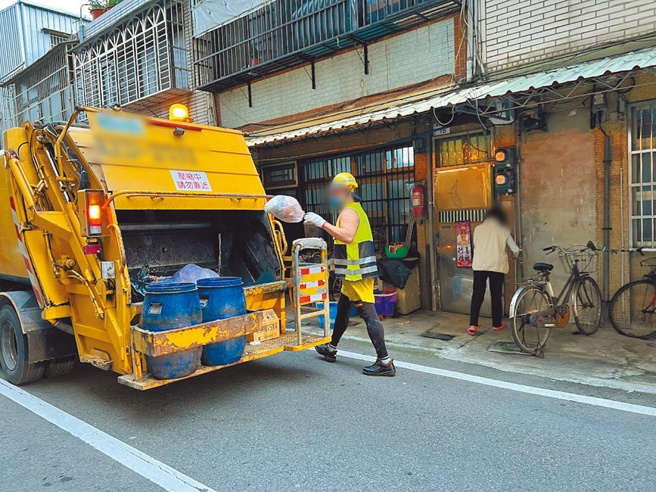 一、二审依不违背职务收受贿赂罪，判徐男4年10月，褫夺公权5年。图为示意图非新闻当事人。（本报资料照）