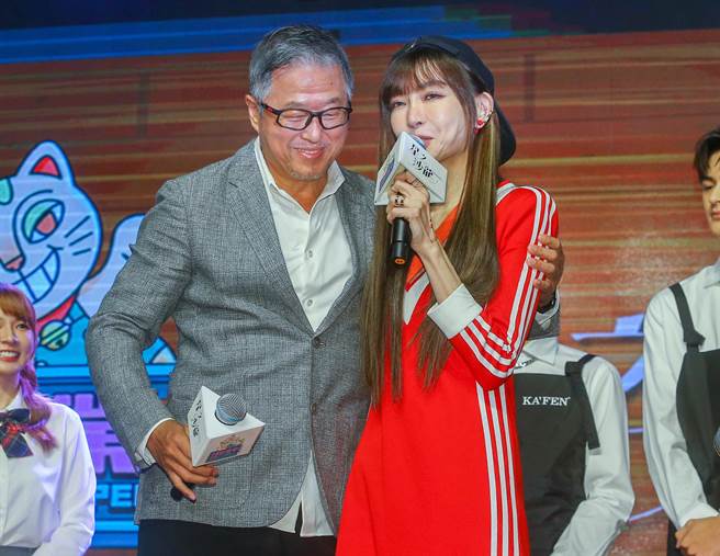 「姐姐」謝金燕（右）為了綜藝教父王偉忠願意拋開神秘感主持實境節目。（粘耿豪攝）