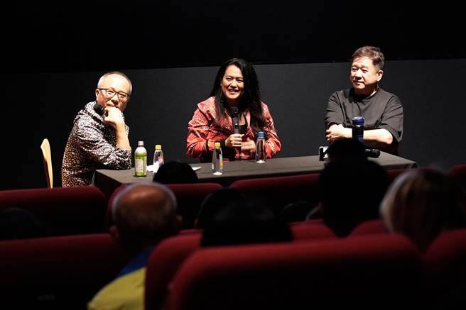 锺孟宏（左起）与陈洁瑶进行对谈，监制瞿友寧担任引言人。（华映提供）