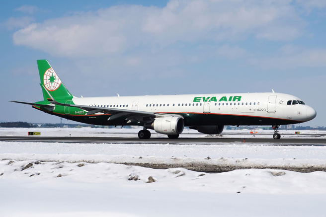 长荣航空一架BR10客机29日降落加拿大温哥华时，由于当地正下着大雪，客机衝出跑道，卡在覆盖了白雪的草丛中，所幸全机平安。图为长荣客机资料照，非当事客机。（资料照／shutterstock）