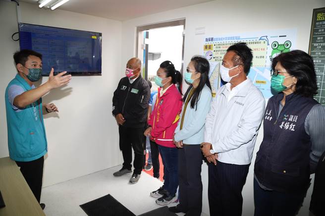 今全台第1座示范海域水质自动监测站启用，环保局长张根穆说明功能。（吕妍庭摄）