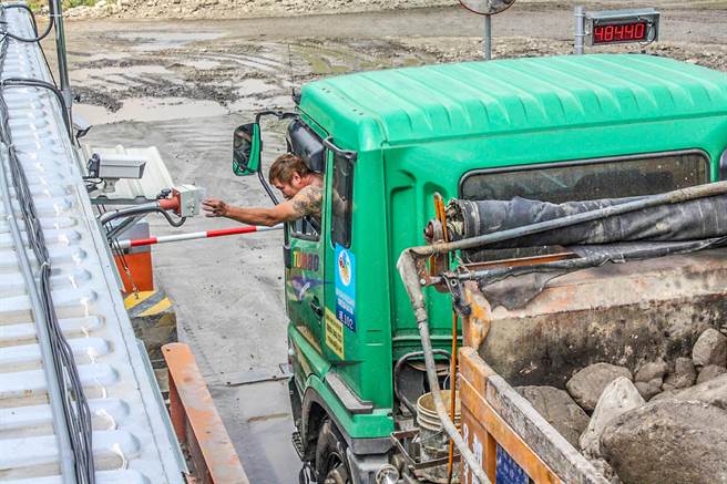 新竹县13年前以公共造产办理油罗溪疏浚工程，砂石车进出管制站都要刷卡。（罗浚滨摄）