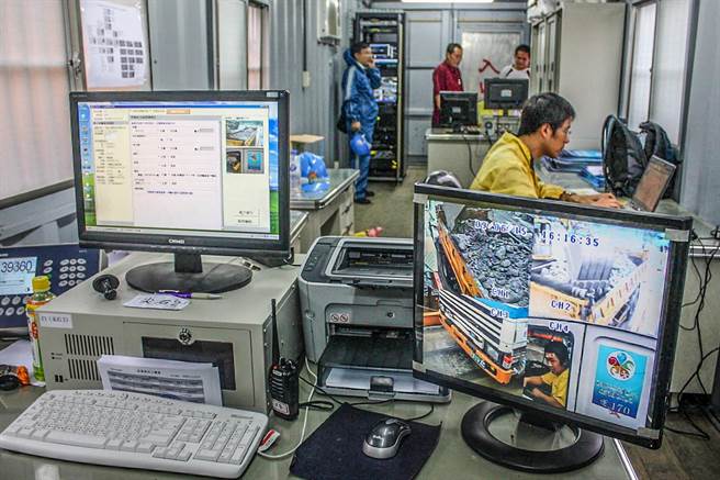 新竹县油罗溪疏浚工程，以「砂石车运输监控系统」，让疏浚作业全程公开透明。（罗浚滨摄）