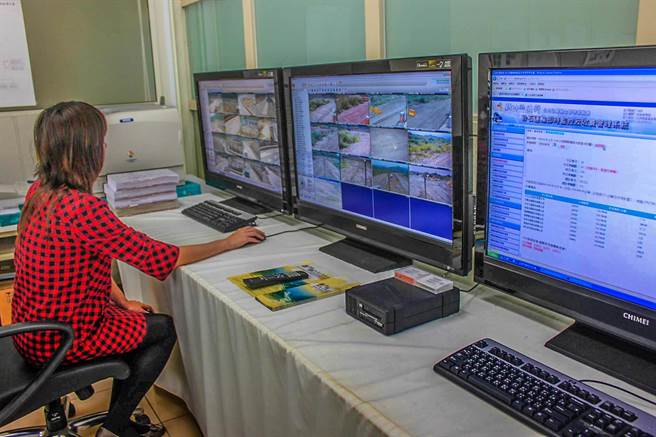 新竹县油罗溪疏浚工程，砂石车进出影像「全都录」，立即回传公共造产基金的监控中心。（罗浚滨摄）