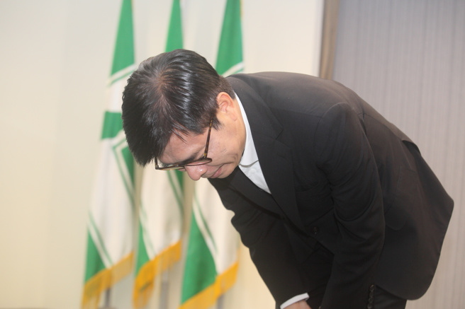 九合一大选后，民进党30日首次举行中常会，会中由中常委互推人选指派代理党主席，并确定由高雄市长的陈其迈（如图）担任，陈随后为这次败选向民眾鞠躬致歉，并表示接受人民指正，要谦卑面对、回应民眾需求。（张铠乙摄）