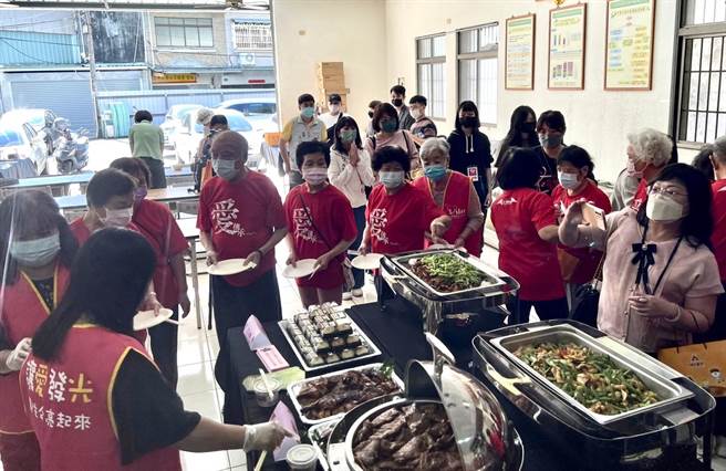 大坑商圈管委會舉辦「2022大坑商圈公益活動愛心關懷餐」活動，邀請數十位「優樂齡社區關懷團體」長者一起享用大坑經典美食。（大坑商圈管委會提供／馮惠宜台中傳真）