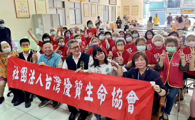 大坑商圈管委會舉辦「2022大坑商圈公益活動愛心關懷餐」活動，邀請數十位「優樂齡社區關懷團體」長者一起享用大坑經典美食。（大坑商圈管委會提供／馮惠宜台中傳真）