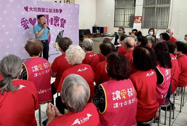 大坑商圈管委會舉辦「2022大坑商圈公益活動愛心關懷餐」活動，邀請數十位「優樂齡社區關懷團體」長者一起享用大坑經典美食。（大坑商圈管委會提供／馮惠宜台中傳真）