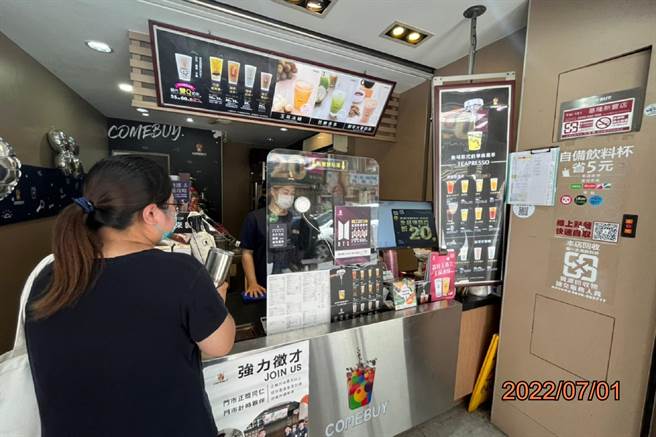 今年7月起，基隆市環保局配合環保署政策，推動民眾自帶環保杯可獲折扣優惠，得到不少民眾的好評。（基隆市環保局提供／張志康基隆傳真）