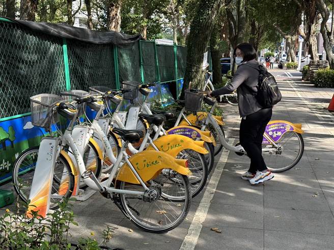 2022年12月1日起，台北市多项交通新制上路，公共自行车YouBike2.0 APP「满站免费增时15分钟」，方便民眾至邻近站点还车或于现场等候。（黄婉婷摄）