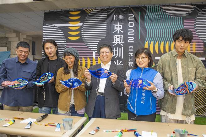 东兴圳光艺节推出创作营，县长杨文科（中）等人抢先体验彩绘，杨文科绘制太阳，呈现新竹县的美好意象。（罗浚滨摄）