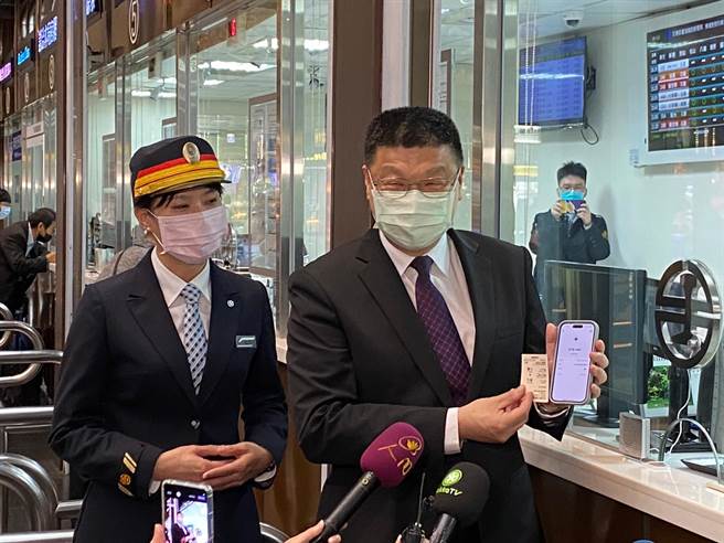 台铁12月1日起继台湾Pay之后，再与街口、一卡通MONEY、LINE Pay等9家业者合作，民眾于车站窗口购票，可使用行动支付服务。（陈佑诚摄）