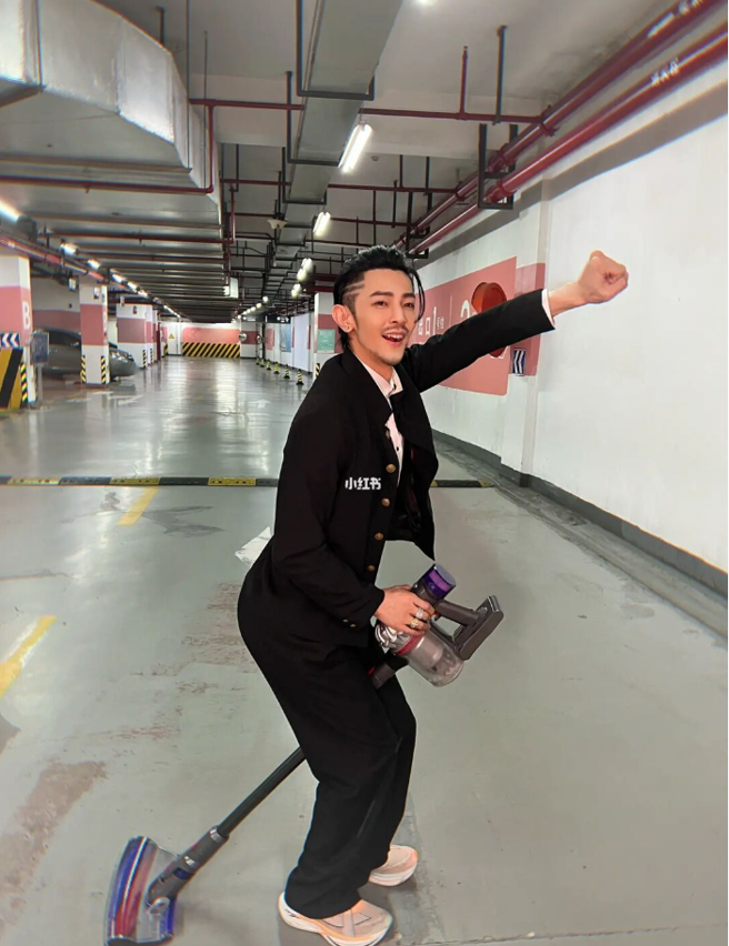 汪东城骑吸尘器的模样被笑是放飞自我。(图/汪东城 小红书)