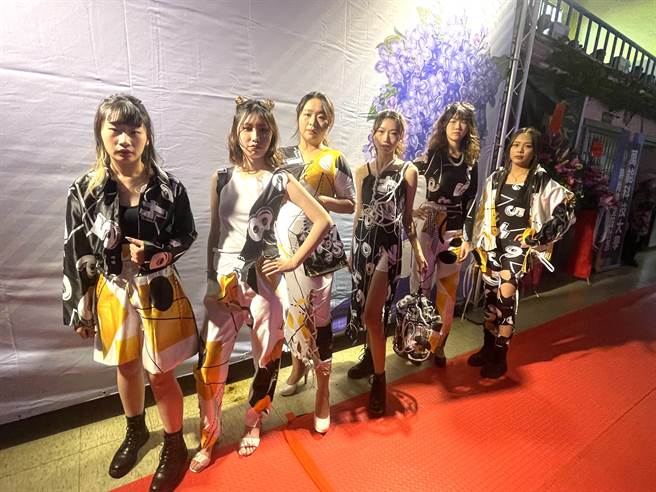 万能科大2022亚洲杯时尚造型创意竞赛，学生作品将许多人讨厌的数学意象展现在服饰上。（吕筱蝉摄）