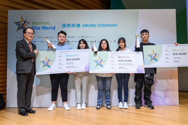 刘孟奇(右)颁发金奖。(照片/教育部提供)