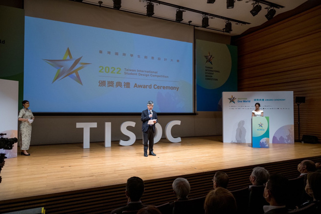 刘孟奇于颁奖典礼中致词。(照片/教育部提供)