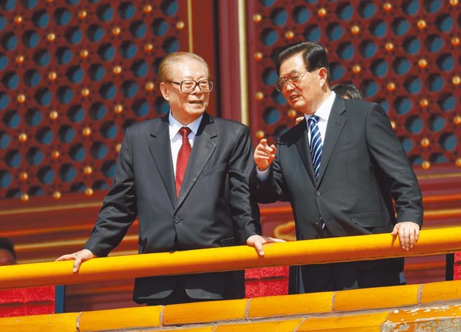 中共前领导人江泽民今午12时13分在上海逝世，享耆寿96岁。图为江泽民（左）与胡锦涛交谈。（中新社资料照片）