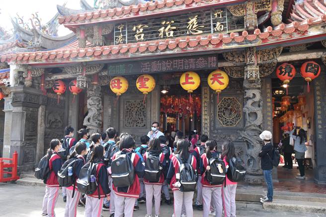 竹南國中學生赴苗栗縣最老的中港慈裕宮了解老廟的發展故事。（謝明俊攝）