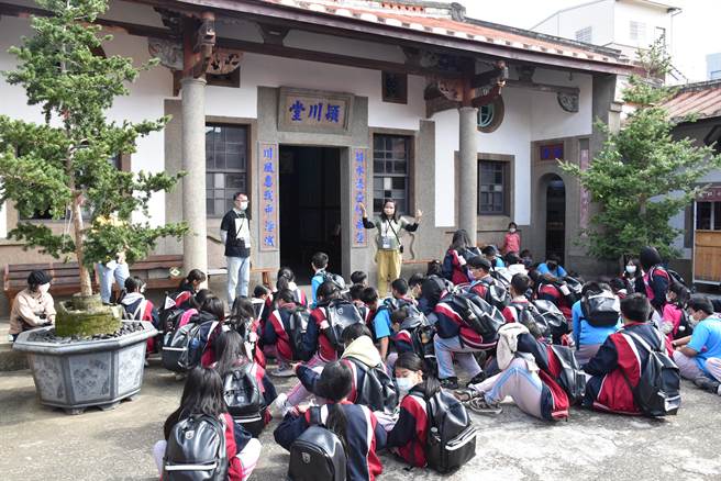 竹南國中學生赴竹南鎮陳古厝了解老厝的歷史。（謝明俊攝）