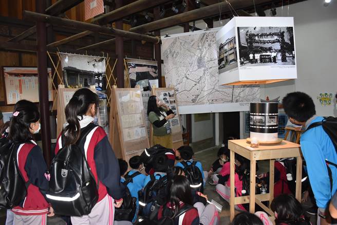 竹南國中學生赴竹南鎮陳家古厝了解竹南老鎮的發展歷史。（謝明俊攝）