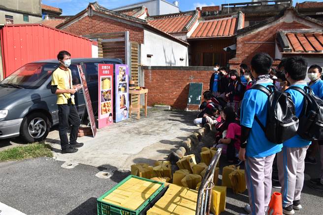 竹南國中學生赴陳家古厝了解金紙過去的盛況。（謝明俊攝）