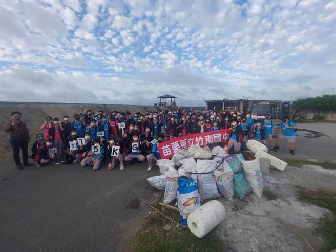 竹南國中學生赴後龍鎮外埔沙灘淨灘成果驚人。（竹南國中提供／謝明俊苗栗傳真）