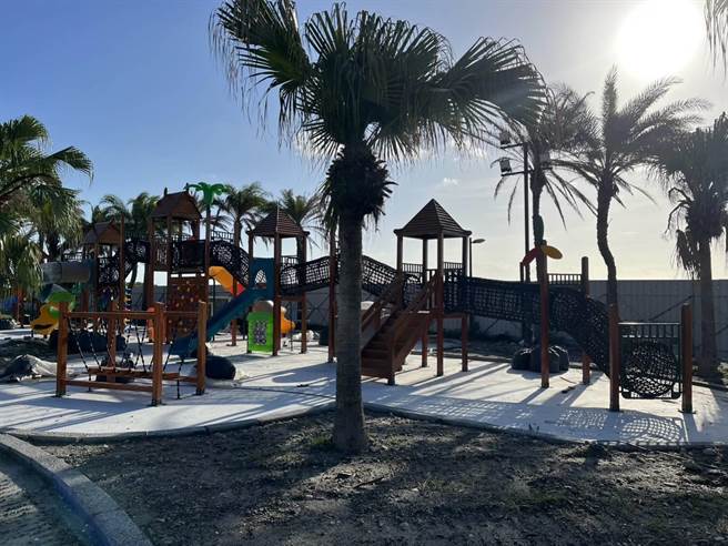 花莲县政府在太平洋公园南滨段增设共融游具，预计年底完工启用。（花莲县府提供／王志伟花莲传真）