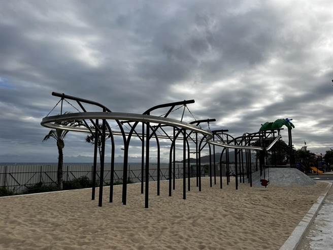 花莲县政府改造南滨公园，打造「太平洋共融公园」，增设共融游具，年底供大眾游憩。（花莲县府提供／王志伟花莲传真）