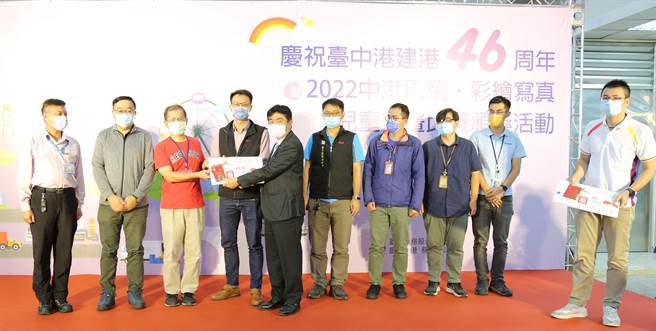 台中港务分公司颁发「节能减碳提案活动」竞赛优胜得奖者。(台中港务分公司提供)