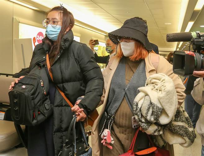 曾姓国人加入志愿军赴乌克兰前线激战区参战不幸罹难，其骨灰灵体在台乌双边密切协调合作下，于11月30日由家属搭机护持返国。（陈麒全摄）