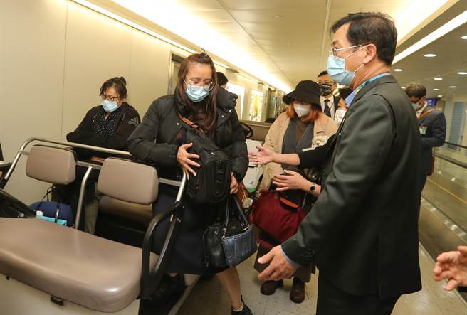 曾姓国人加入志愿军赴乌克兰前线激战区参战不幸罹难，其骨灰灵体在台乌双边密切协调合作下，于11月30日由家属搭机护持返国。（陈麒全摄）