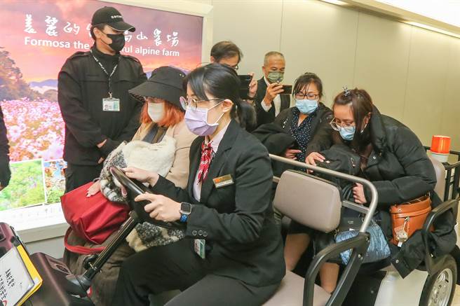 曾姓国人加入志愿军赴乌克兰前线激战区参战不幸罹难，其骨灰灵体在台乌双边密切协调合作下，于11月30日由家属搭机护持返国。（陈麒全摄）