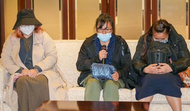 曾姓国人加入志愿军赴乌克兰前线激战区参战不幸罹难，其骨灰灵体在台乌双边密切协调合作下，于11月30日由家属搭机护持返国。曾妈妈表示，「我要跟圣光说，孩子，你很勇敢，你是我心中的宝贝，我以你为荣」，曾圣光的妻子则一旁不断抚摸装着骨灰的背包。（陈麒全摄）