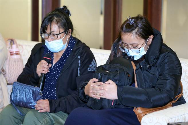 曾姓国人加入志愿军赴乌克兰前线激战区参战不幸罹难，其骨灰灵体在台乌双边密切协调合作下，于11月30日由家属搭机护持返国。曾妈妈表示，「我要跟圣光说，孩子，你很勇敢，你是我心中的宝贝，我以你为荣」，曾圣光的妻子则一旁不断抚摸装着骨灰的背包。（陈麒全摄）