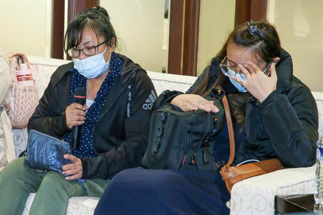 曾姓国人加入志愿军赴乌克兰前线激战区参战不幸罹难，其骨灰灵体在台乌双边密切协调合作下，于11月30日由家属搭机护持返国。曾妈妈表示，「我要跟圣光说，孩子，你很勇敢，你是我心中的宝贝，我以你为荣」，曾圣光的妻子则一旁不断抚摸装着骨灰的背包。（陈麒全摄）