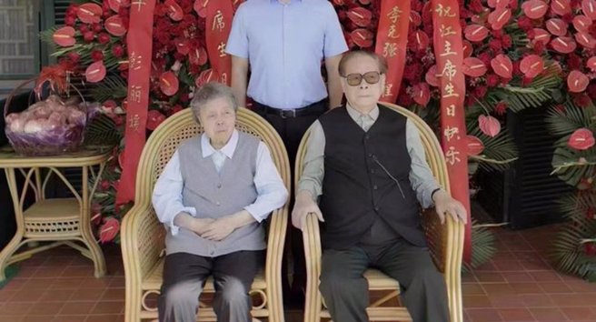 大陆社交媒体日前流传2张中共前总书记江泽民疑似是今年8月生日时所拍摄的照片。（图／取自微博）