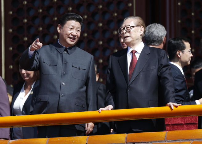 图为2015年9月，习近平、江泽民出席纪念中国人民抗日战争暨世界反法西斯战争胜利70周年大会。 (中新社)