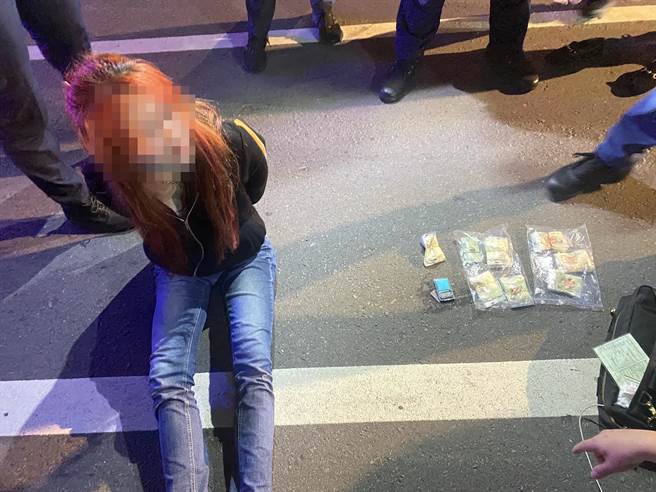 販售毒咖啡包警方喬裝買家逮人女嫌開車企圖撞警。（中壢警方提供／呂筱蟬桃園傳真）