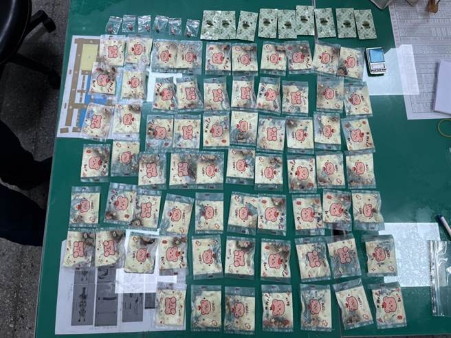 販售毒咖啡包警方喬裝買家逮人女嫌開車企圖撞警。（中壢警方提供／呂筱蟬桃園傳真）