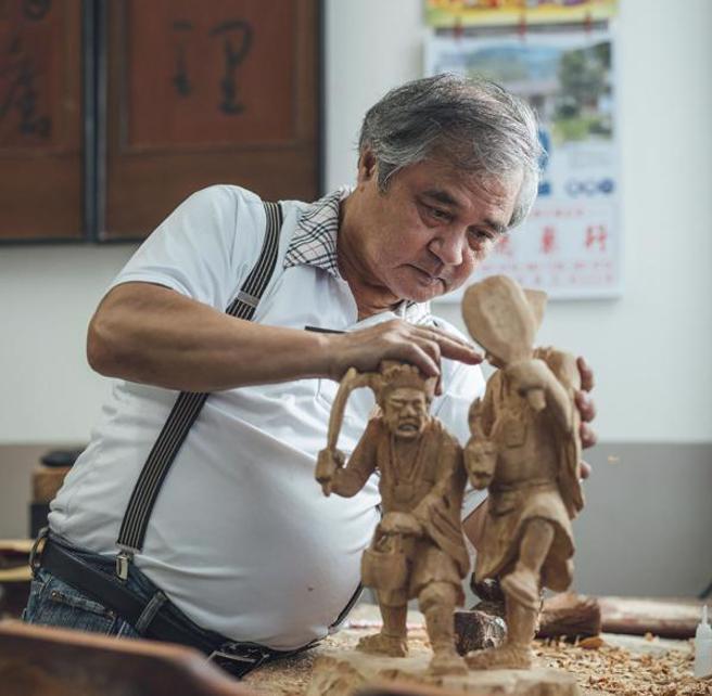  彰化鹿港木雕大师李秉圭荣获2022年国家工艺成就奖肯定，表彰他在工艺领域辛勤耕耘、多元发展以及传承奉献的精神。（图/ 中央社）