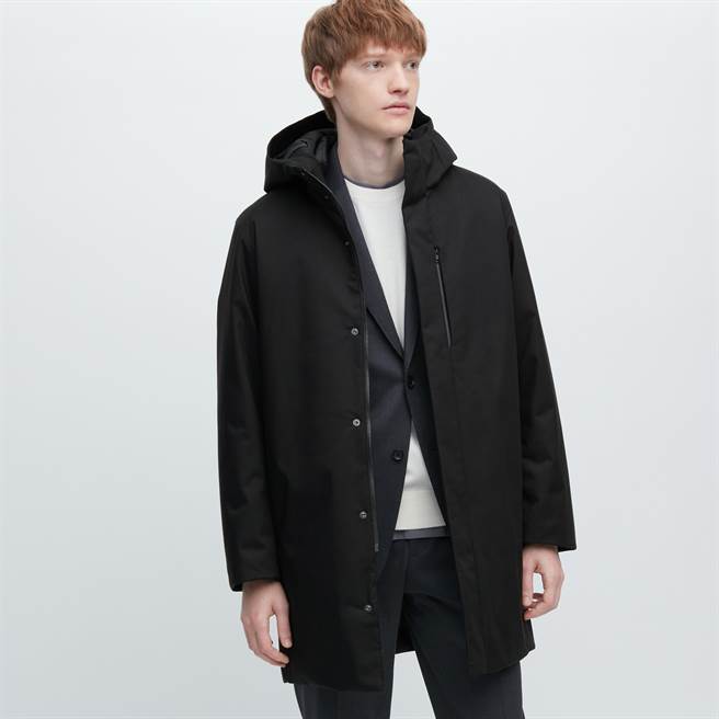UNIQLO 限时推感谢祭，男装 Hybrid羽绒大衣原价3990元，特价3490元。（UNIQLO提供）