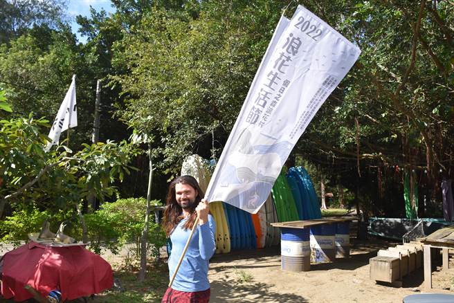 竹南镇假日之森浪花生活节将在12月3、4日登场，将有风筝衝浪好友献技。（谢明俊摄）