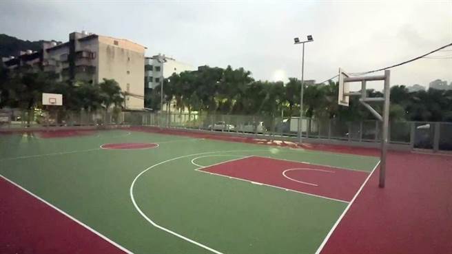 基隆市中正区八斗里的篮球场去年才新建完成，近日却因有民眾违规骑机车进入，中正区公所决定封场3天，遭民眾怒批。（张志康摄）