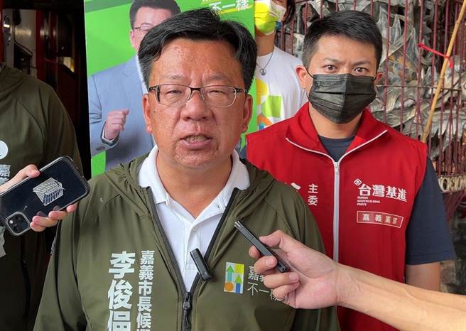 民进党嘉义市长候选人李俊俋表示，本来就不靠网军，唯一用脸书发表政见。（廖素慧摄）