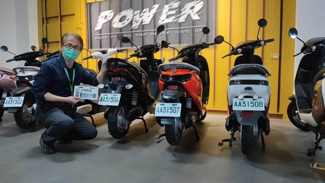 电动自行车因不需申请牌照、投保强制险，常衍生改装超速、车祸无法理赔等争端，交通部为此修法，30日起全面纳管挂牌上路并更名为微型电动二轮车。（赖佑维摄）