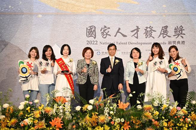 四季艺术幼儿园团队与行政院政务委员林万亿、劳动部部长许铭春、劳动力发展署副署长锺锦季等人合影。(中彰投分署提供)