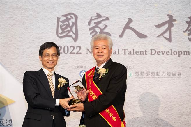 社团法人南投县基督教青年会获颁「非营利团体奖」。(中彰投分署提供)